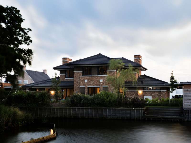 Villa met bijgebouw en carport