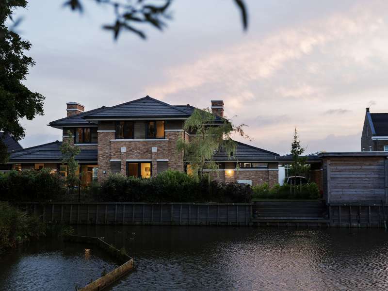 Villa met bijgebouw en carport