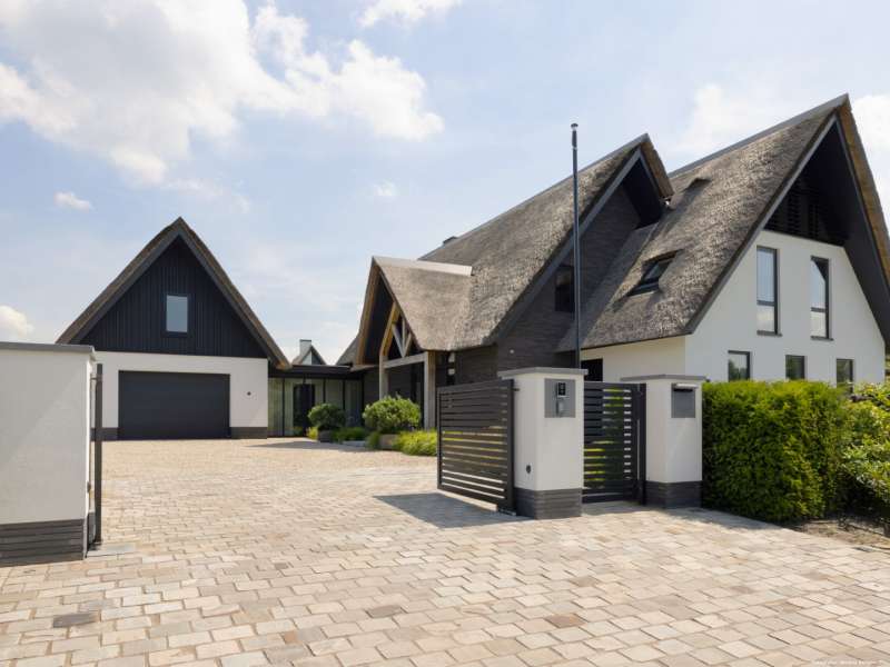 Vrijstaande villa met poolhouse