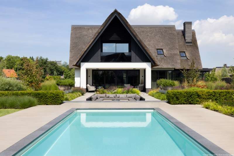 Vrijstaande villa met poolhouse