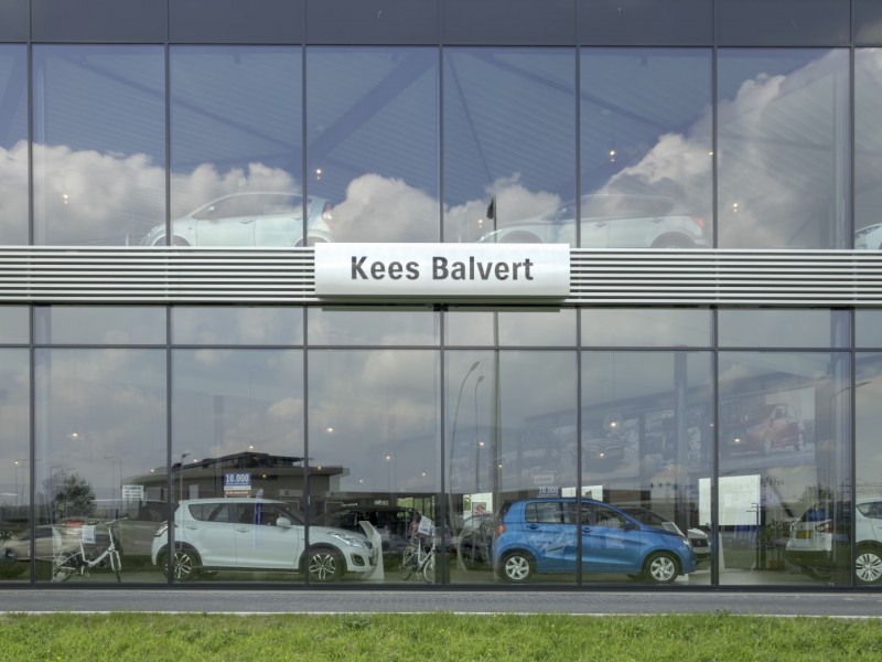 Autoshowroom met werkplaats en parkeerdak