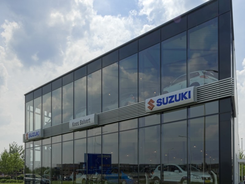 Autoshowroom met werkplaats en parkeerdak