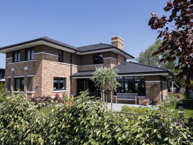 Villa met bijgebouw en carport