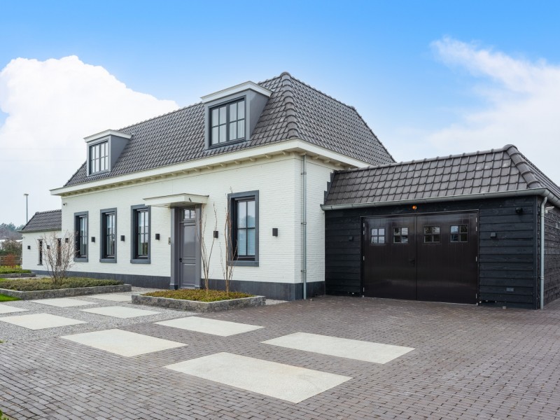 Klassiek woning met houten bijgebouw