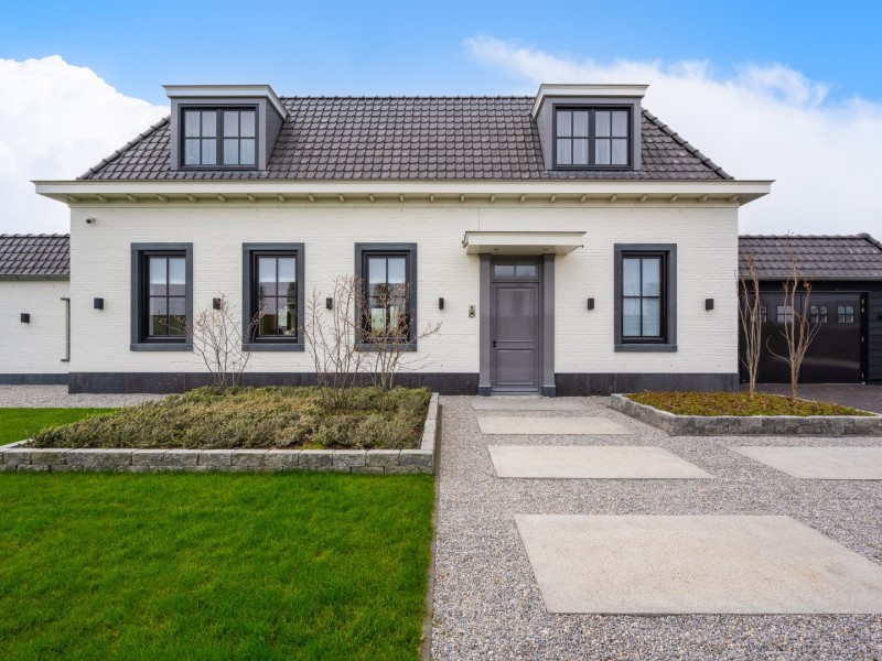 Klassiek woning met houten bijgebouw