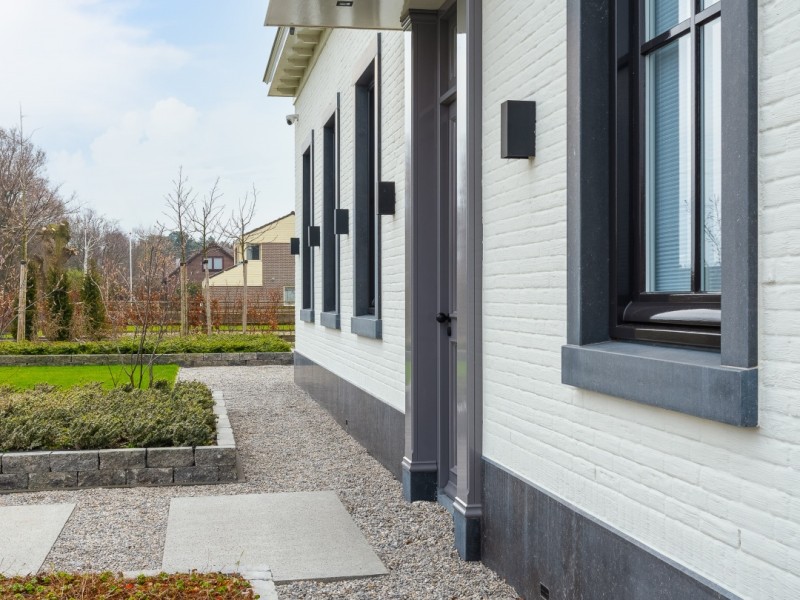 Klassiek woning met houten bijgebouw