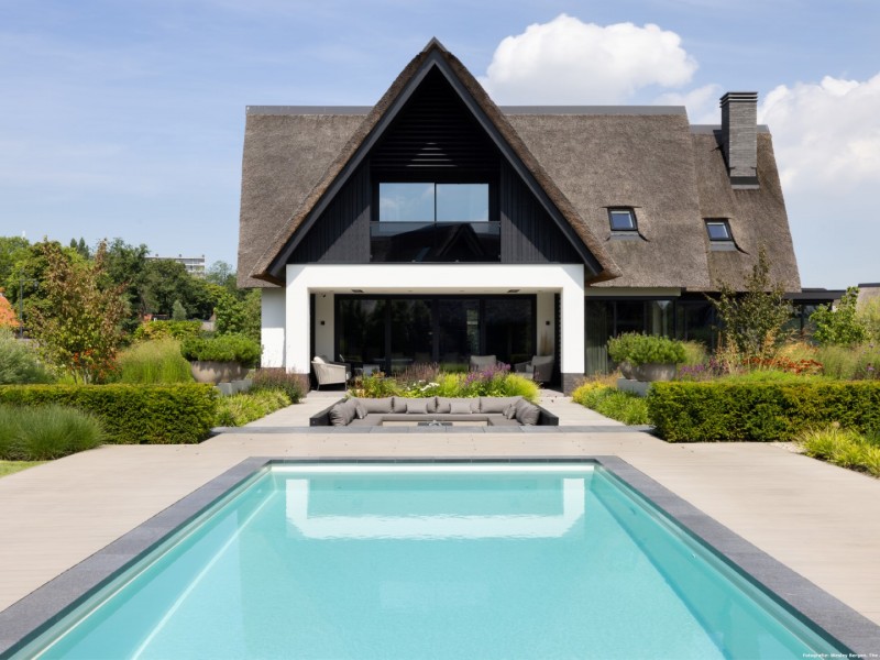 Vrijstaande villa met poolhouse