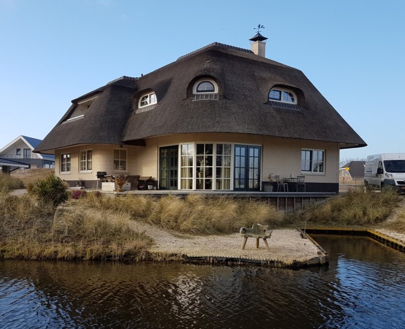 Landelijke woning met rietgedekte kap