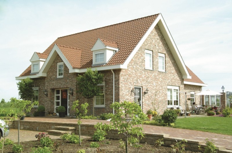 Landelijke woning met sprekend gevelmetselwerk