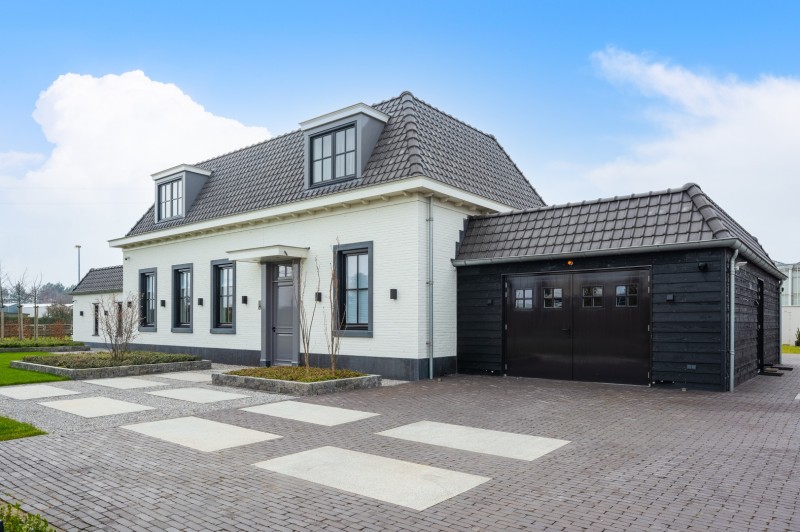 Klassiek woning met houten bijgebouw