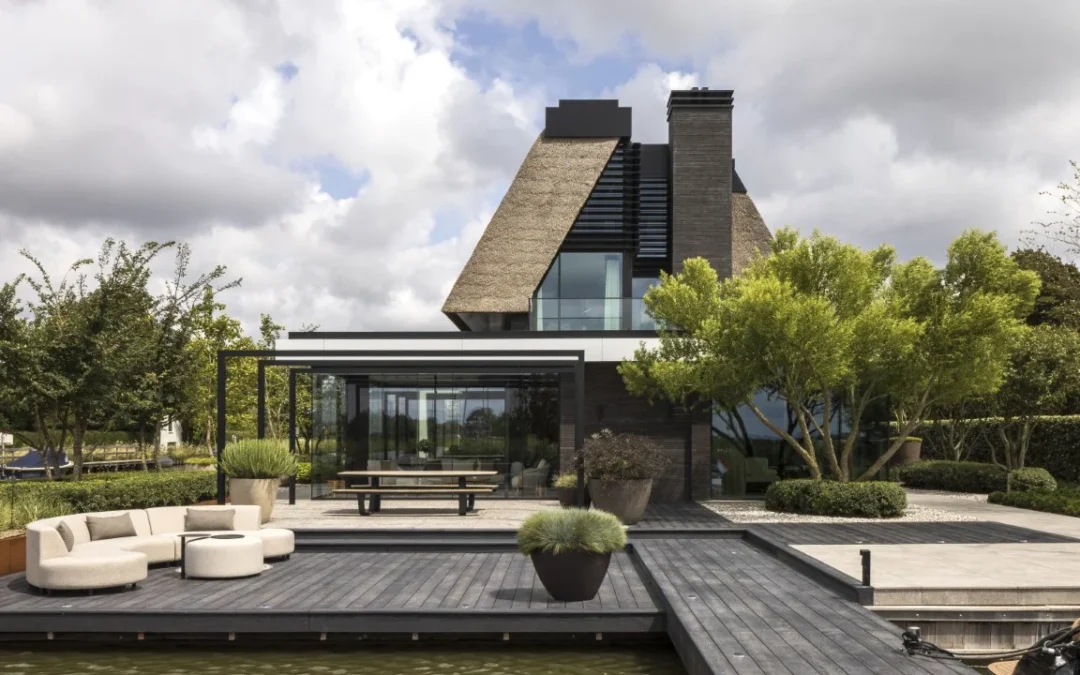 Rietgedekte villa aan het water