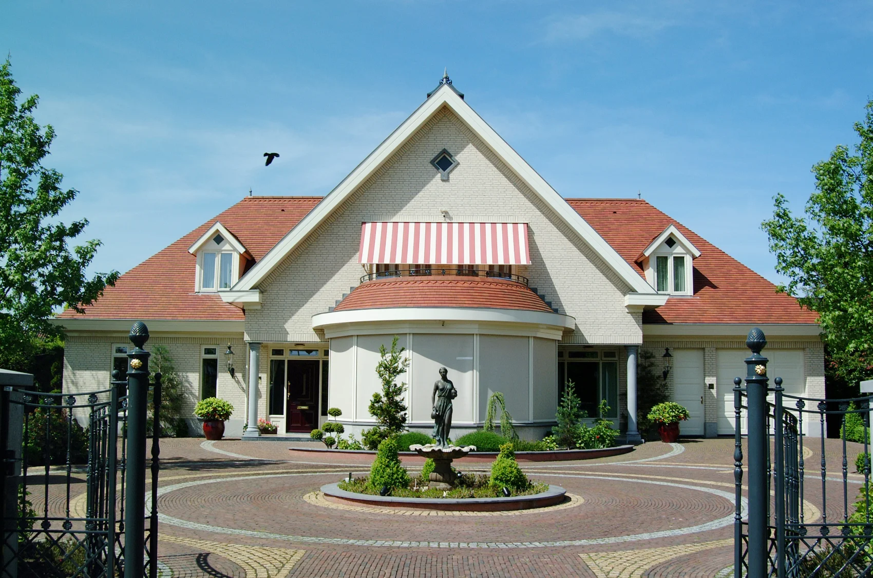 Villa met kelder en inpandig zwembad