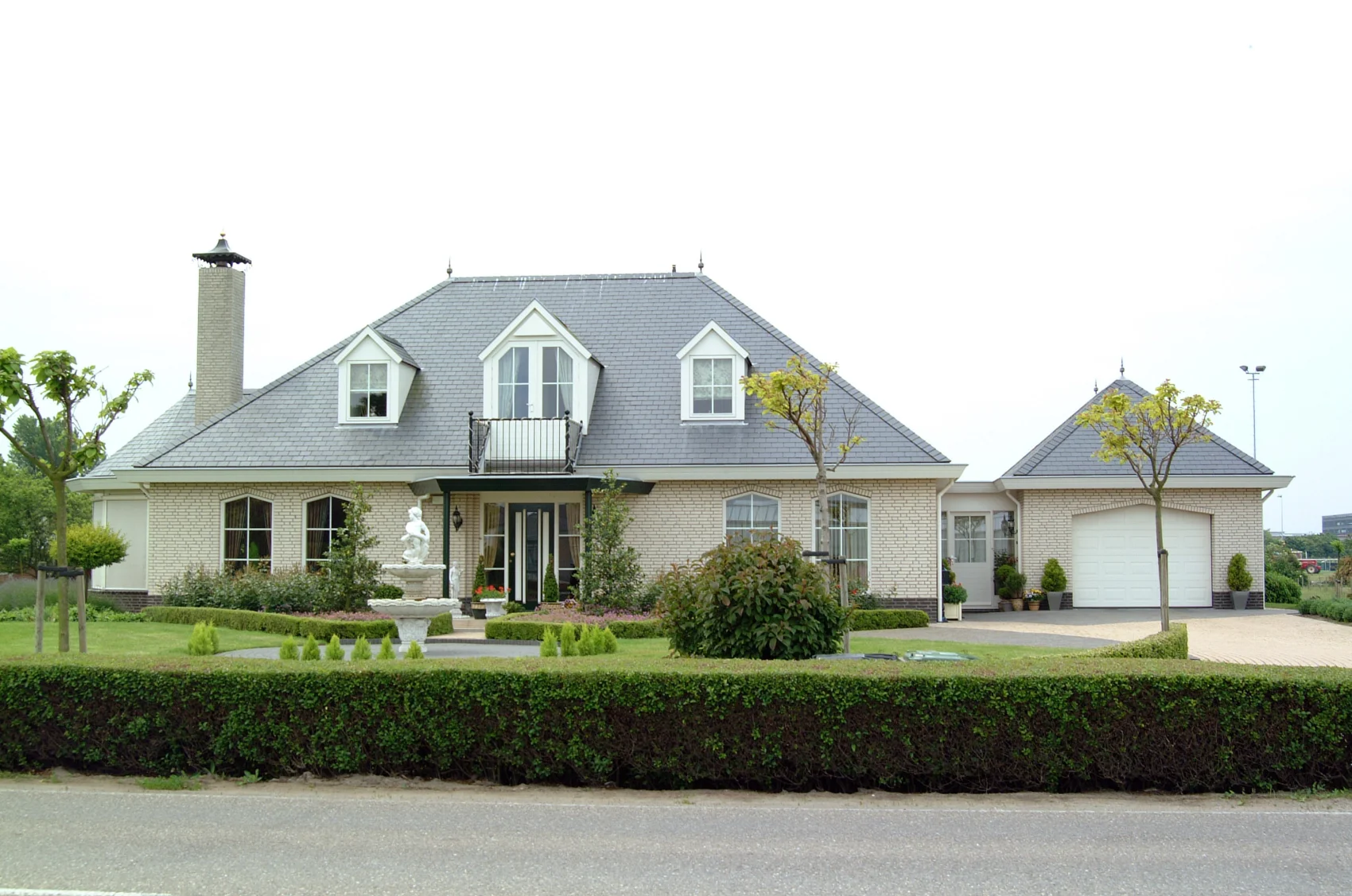Klassieke villa met geschakelde garage