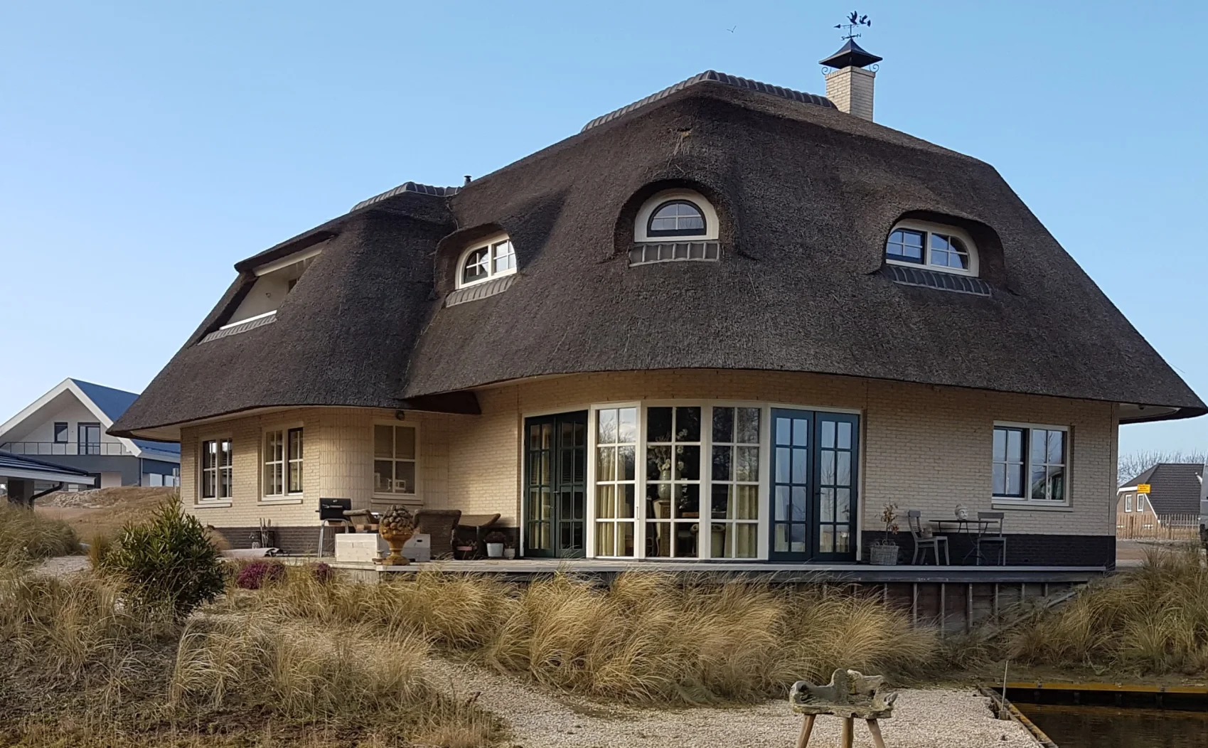 Landelijke villa met rietgedekte kap