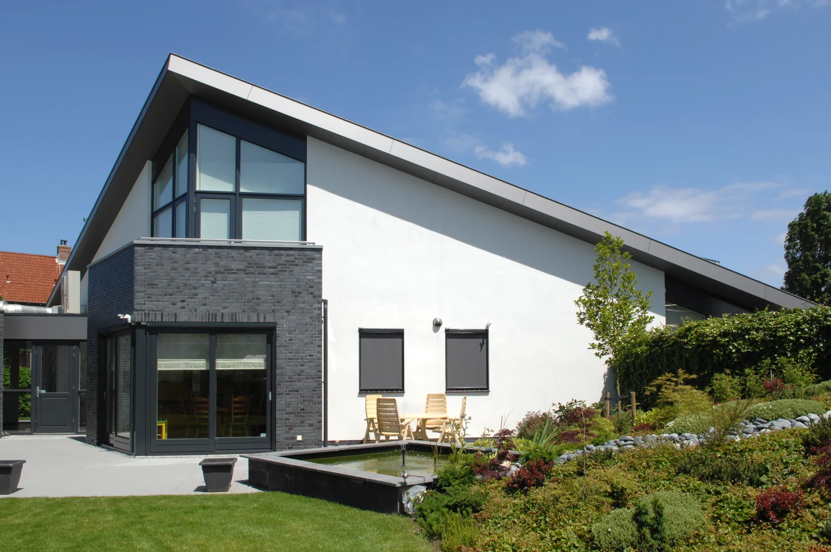 Moderne villa met lessenaarsdak en gevelstucwerk