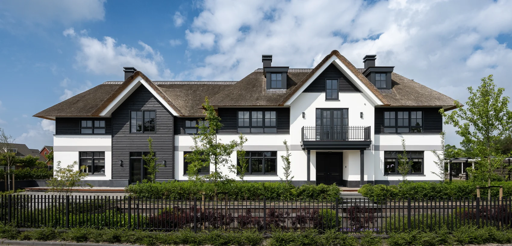 Rietgedekte villa met symmetrisch ontwerp