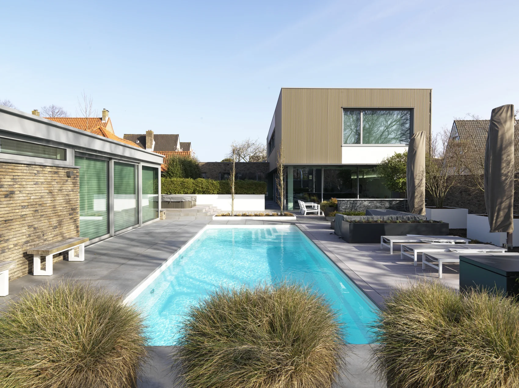 Moderne villa met zwembad en poolhouse